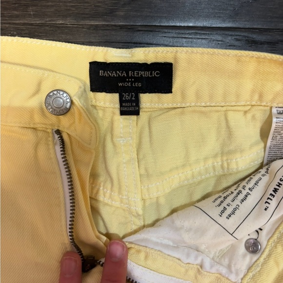 Brand New! Yellow Straight-Leg Jeans size 26 - Picture 2 of 4
